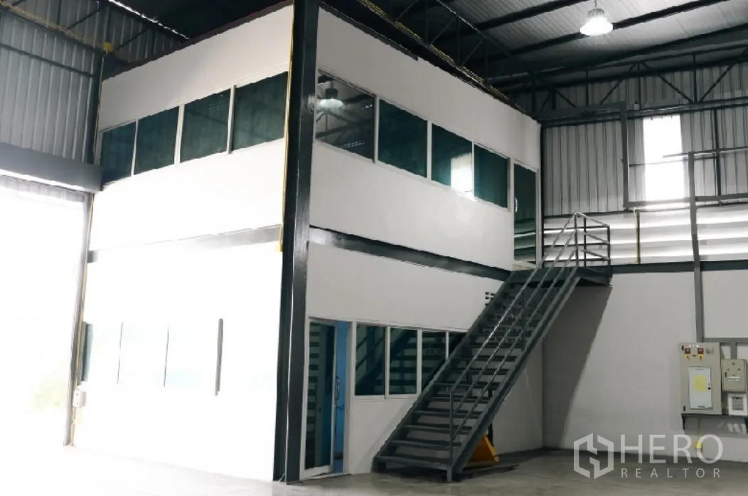 โรงงาน for rent in Si Racha, Chon Buri - ออฟฟิศภายใน 2 ชั้น มีหน้าต่างรอบด้านและบันไดเหล็ก.