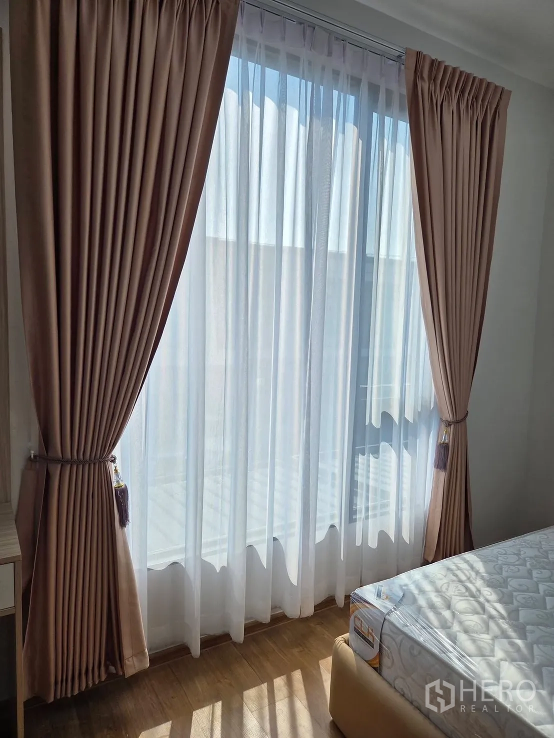 ทาวน์เฮาส์ for rent in Bang Phli, Samut Prakan - มุมห้องนอนพร้อมผ้าม่านทึบและม่านโปร่งเต็มบานรับแสงธรรมชาติ