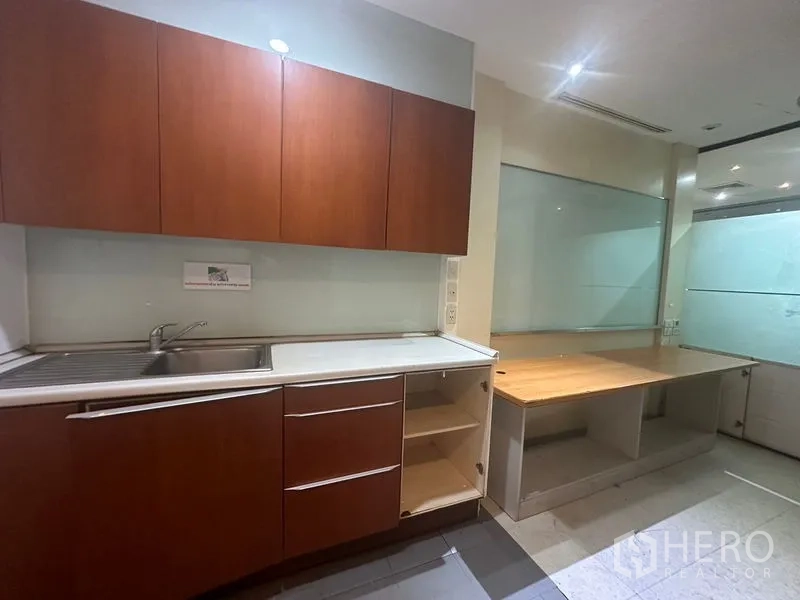 办公空间 出租在Khlong Toei, Bangkok - 曼谷办公室茶水间，带水槽、木质橱柜与工作台。