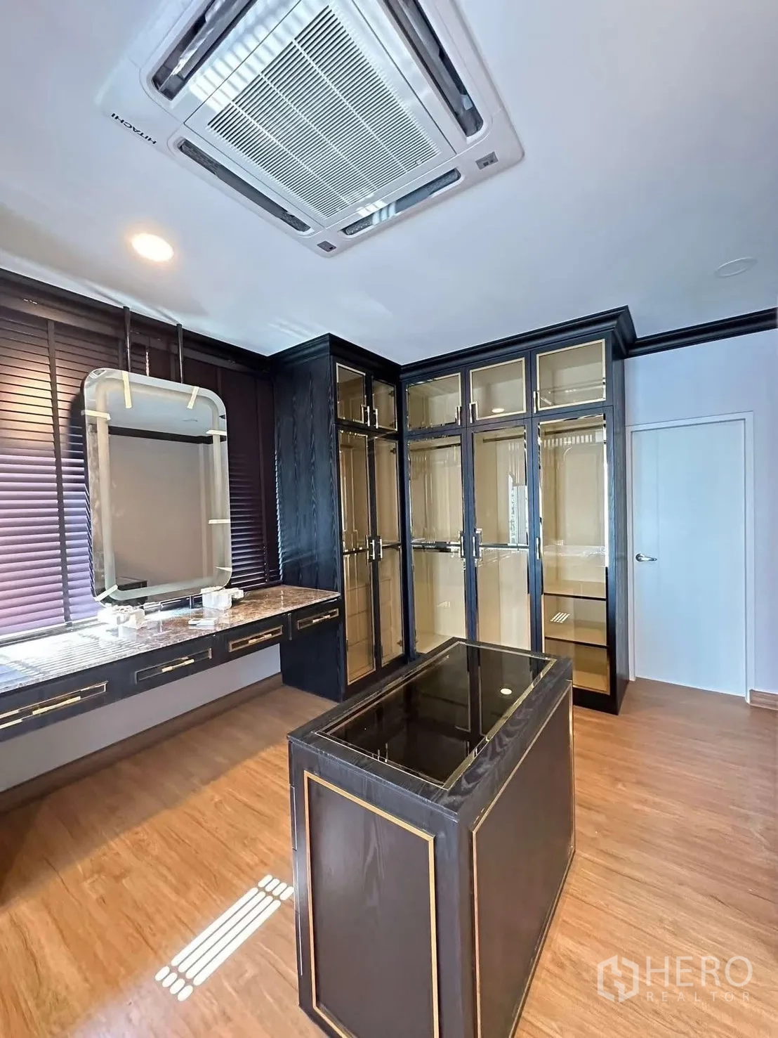 独栋房屋 for rent in Bang Phli, Samut Prakan - 衣帽间另一角度，内置柜与木地板。