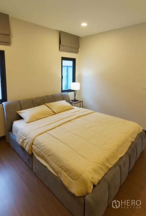 独立式住宅 出租或出售在Bang Phli, Samut Prakan - 温馨卧室，软包床架与暖色寝具。