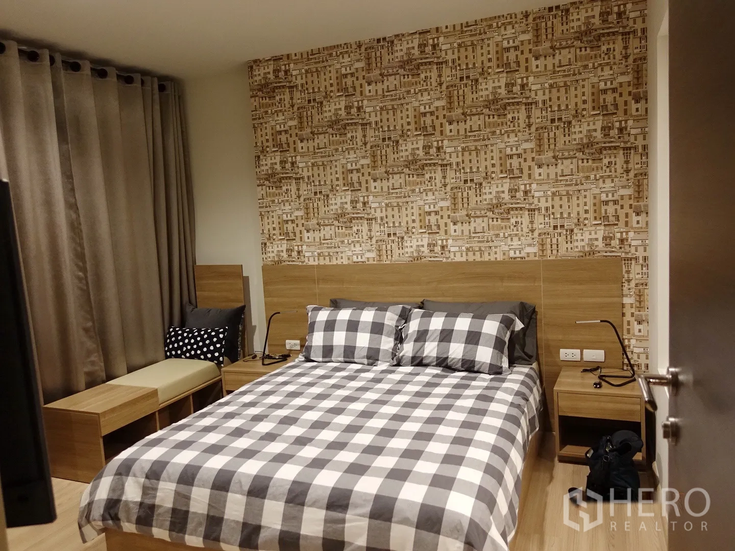 Condominium for rent in Sathon, Bangkok - Well-lit bedroom with blackout curtains, twin bedside tables, lamps and geometric feature wallpaper.