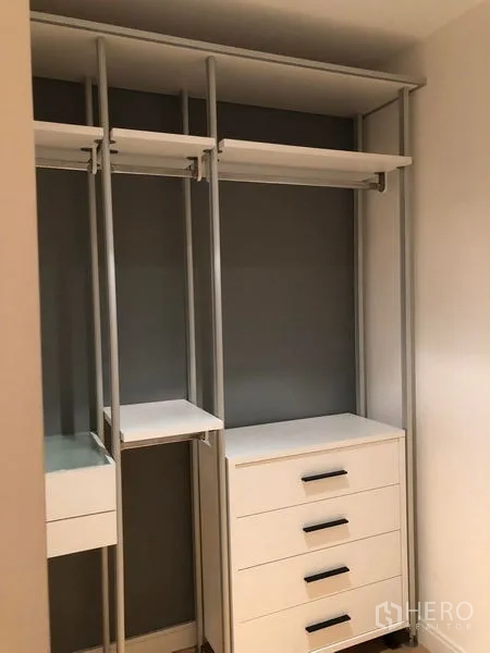 Condominium for rent in Pathum Wan, Bangkok - Walk‑in closet with open shelving, drawers and hanging rails.
