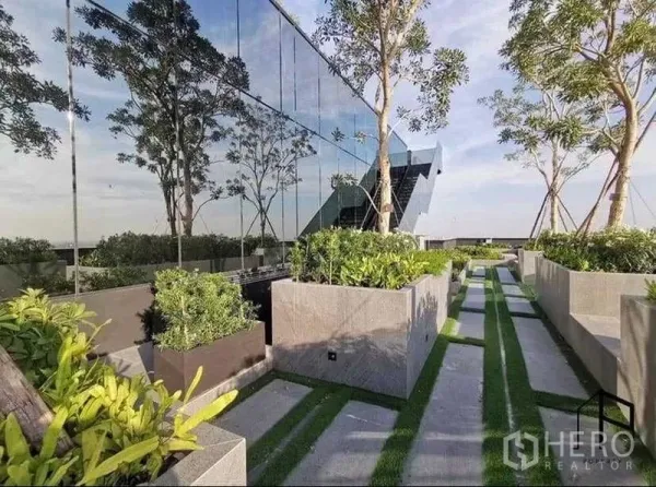 公寓 出租在Sathon, Bangkok - 空中花园步道，种植箱与镜面玻璃立面。