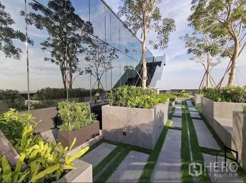 公寓 出租在Sathon, Bangkok - 空中花园步道，种植箱与镜面玻璃立面。