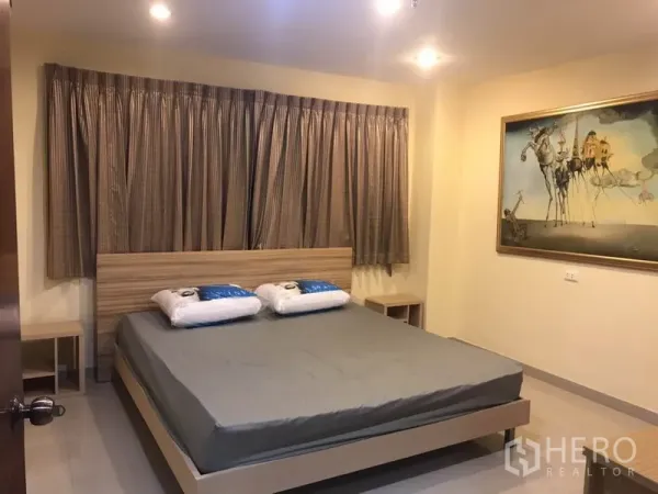 Condominium for rent in Watthana, Bangkok - Second bedroom featuring a large bed, bedside tables and wall art.