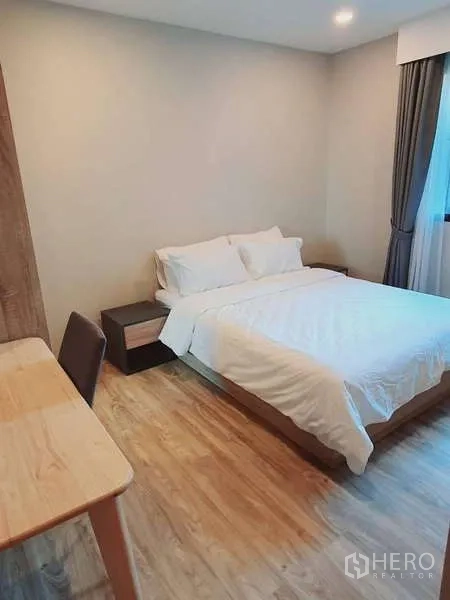 คอนโด ให้เช่าในSathon, Bangkok - ห้องนอนอบอุ่น เตียงคู่ โต๊ะทำงาน และหน้าต่างพร้อมม่านทึบ