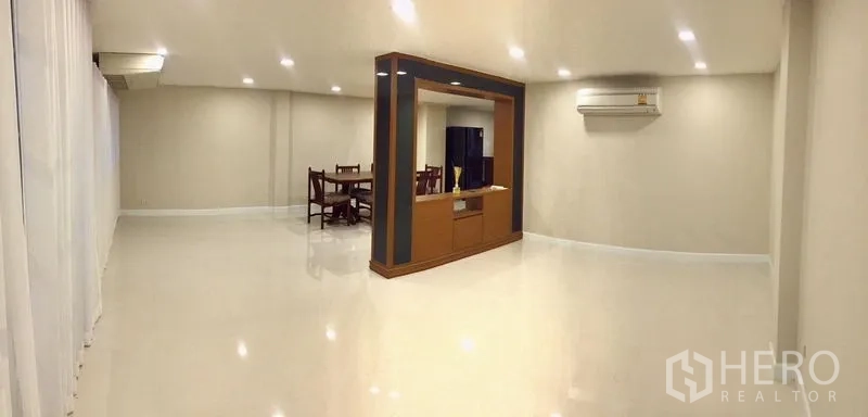 联排别墅 出租在Khlong Toei, Bangkok - 宽阔餐厅与家庭活动区，亮面地坪与嵌灯照明。