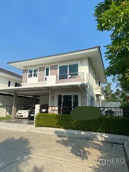 บ้าน ขายในBang Sao Thong, Samut Prakan - บ้านเดี่ยวสองชั้นพร้อมโรงจอดรถมีหลังคาและรั้วพุ่มไม้ หน้าบ้านเงียบสงบในบางเสาธง