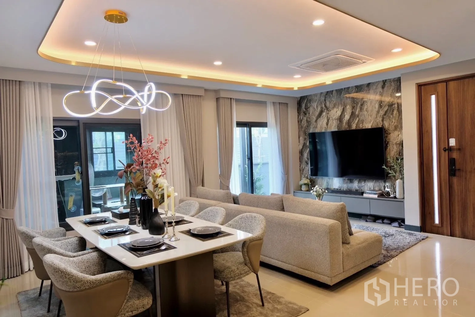 半独立式住宅 for sale in Prawet, Bangkok - 卧室配软包床，连接更衣区。
