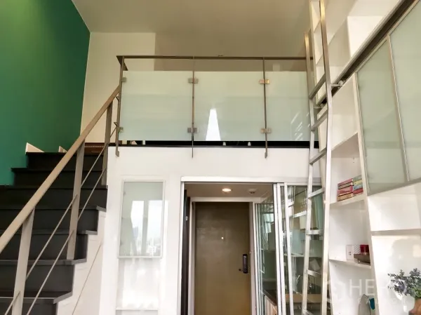 公寓 出租或出售在Khlong Toei, Bangkok - 通往夹层的楼梯，玻璃护栏与整面收纳。