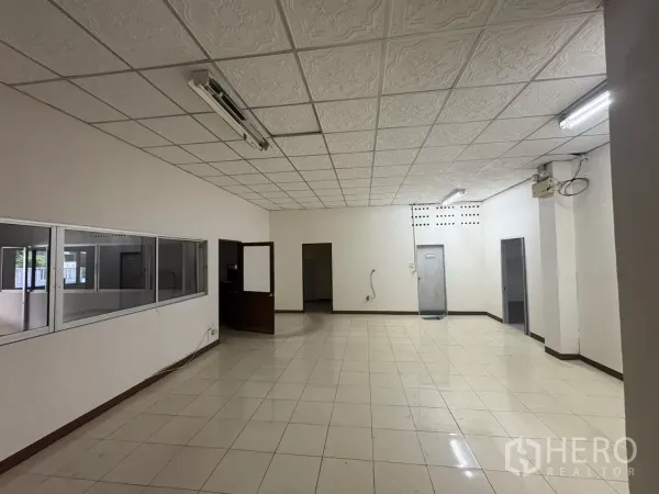 คลังสินค้า ให้เช่าในBang Phli, Samut Prakan - ห้องออฟฟิศปูกระเบื้องกว้าง พร้อมผนังกระจกกั้น