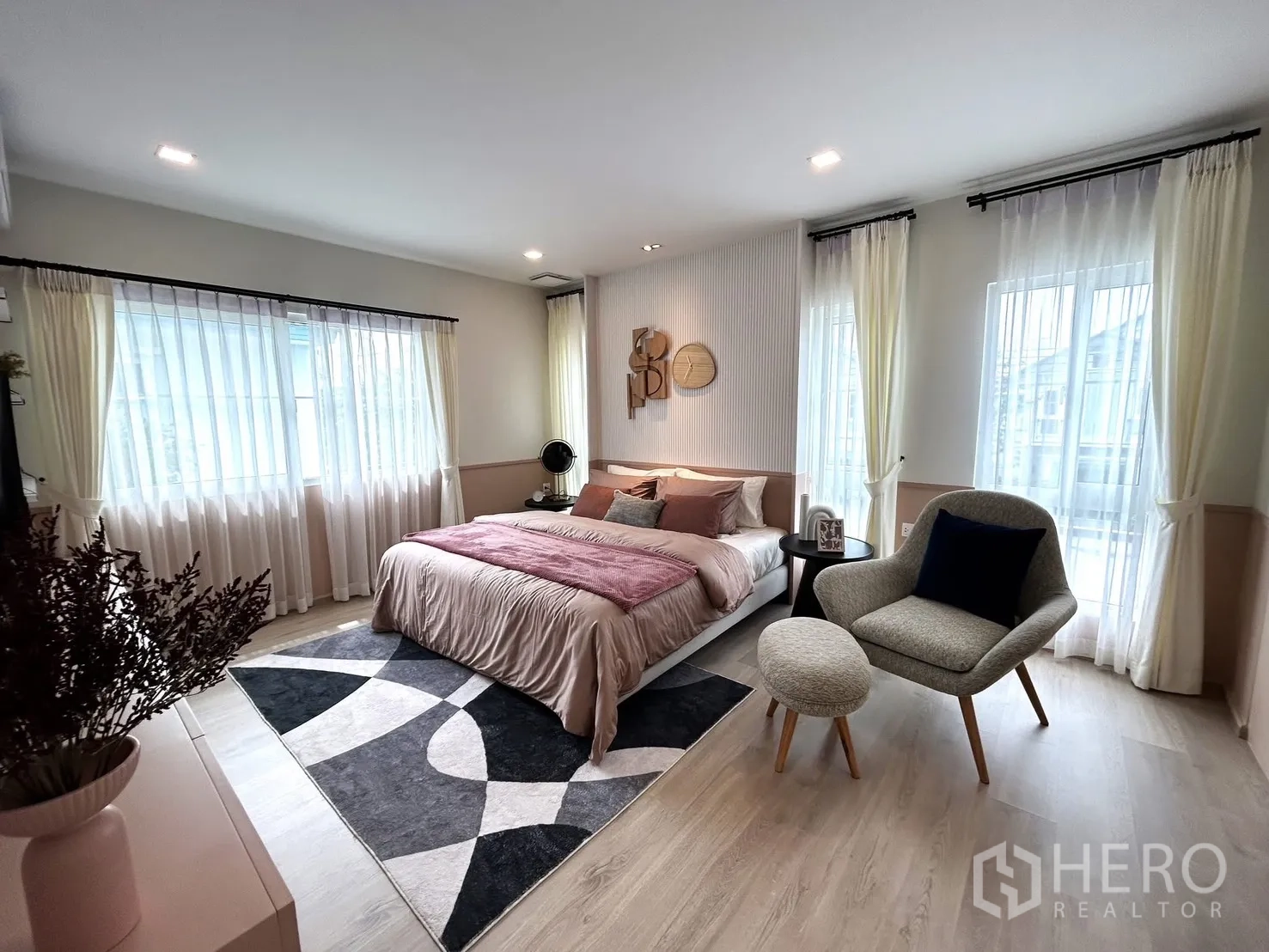 Detached House for rent in Bang Phli, Samut Prakan - Master bedroom view with accent rug, soft curtains and seating corner.