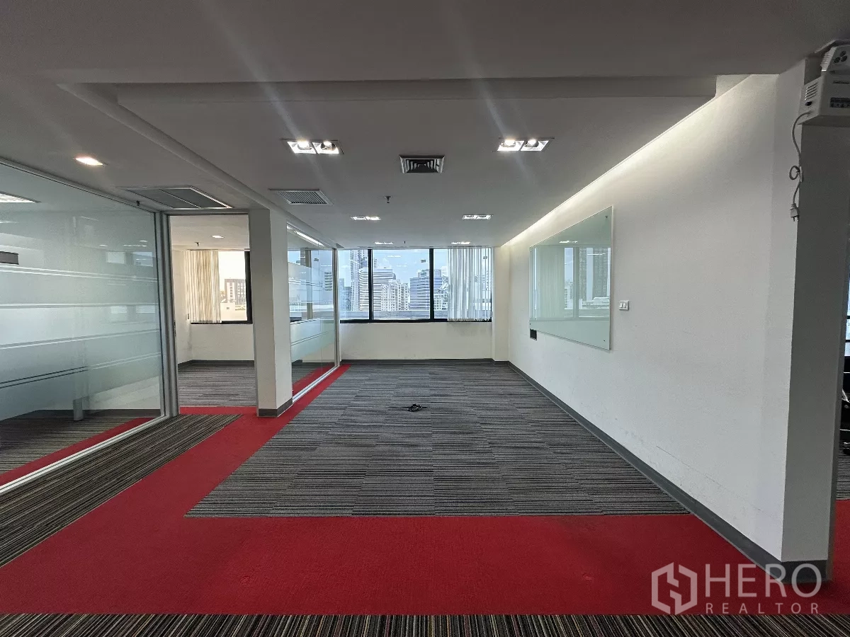 办公空间 出租在Watthana, Bangkok - 开放办公区，玻璃隔断、白板墙与高层城市景观