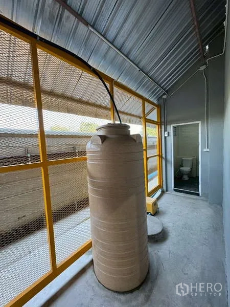 Warehouse for rent in Bang Phli, Samut Prakan - Large beige water storage tank installed along a ventilated side aisle