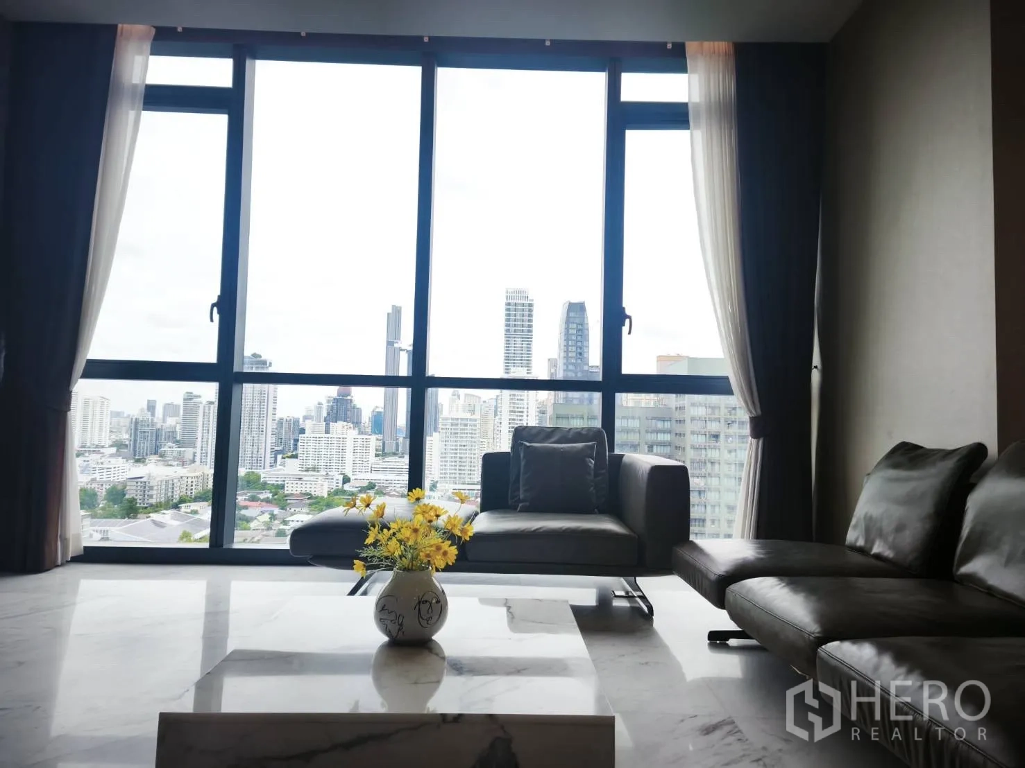 คอนโด for rent in Watthana, Bangkok - มุมที่นั่งห้องนั่งเล่นมองสู่วิวเมืองผ่านหน้าต่างสูง