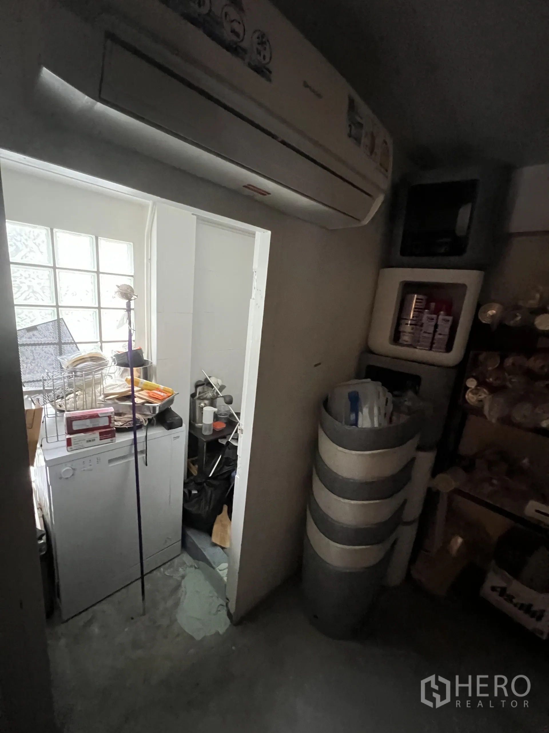 零售空间 出租在Watthana, Bangkok - 后勤杂物区，带空调、洗碗机、搁架与用品。