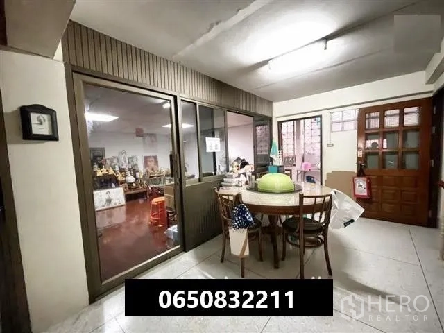联排别墅 出租在Sathon, Bangkok - 餐厅另一视角，推拉玻璃门与顶灯照明