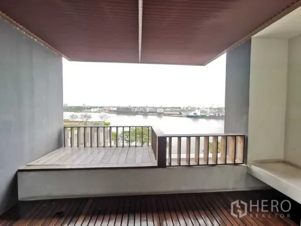 公寓 出租在Yan Nawa, Bangkok - 带顶露台与木地台，享受全景河景，适合户外休闲。