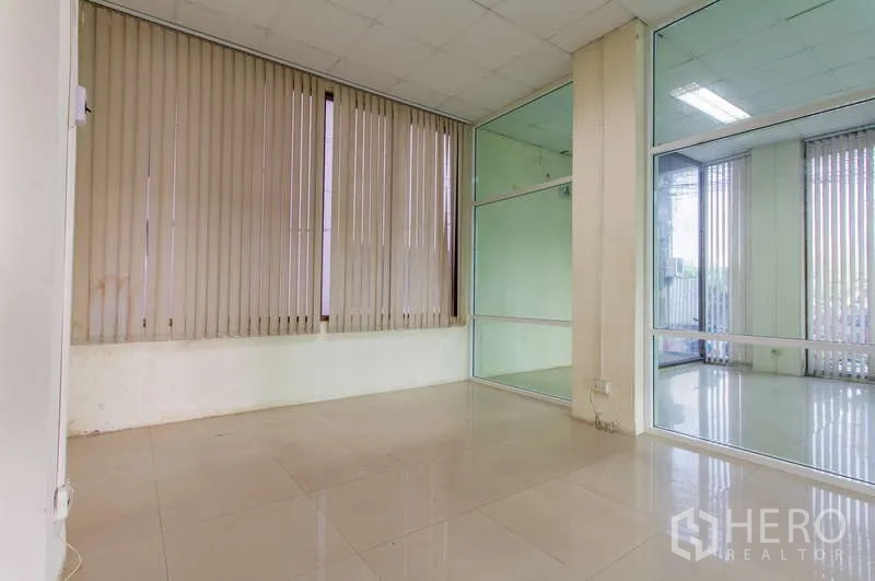 สำนักงาน ให้เช่าหรือขายในHuai Khwang, Bangkok - ห้องประชุมเล็ก ม่านปรับแสง และฉากกั้นกระจกมองสู่โถง