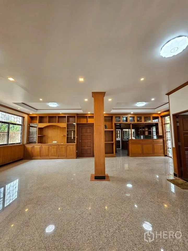 带办公室的家 for rent in Wang Thonglang, Bangkok - 一层超大大厅，木质嵌入式柜与光洁石材地面。