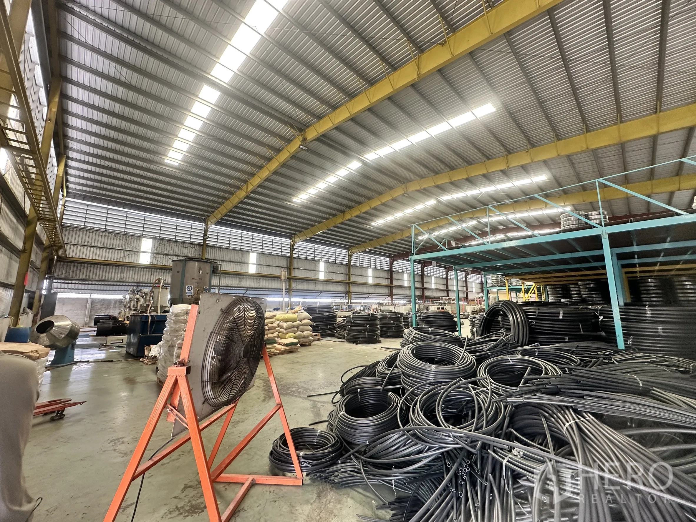 仓库 for rent in Mueang Samut Prakan, Samut Prakan - 仓库生产区，高挑钢梁与物料存放区域。