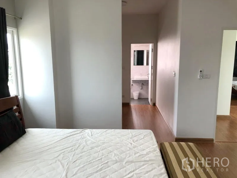 บ้าน ให้เช่าหรือขายในHuai Khwang, Bangkok - ห้องน้ำสมัยใหม่ ฝักบัวเรนชาวเวอร์ เครื่องทำน้ำอุ่น ผนังกระเบื้องสีขาว