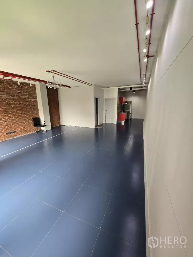 办公空间 出租在Watthana, Bangkok - 78㎡开放式办公室，蓝色地砖，红色外露管道，砖纹特色墙，带茶水间。