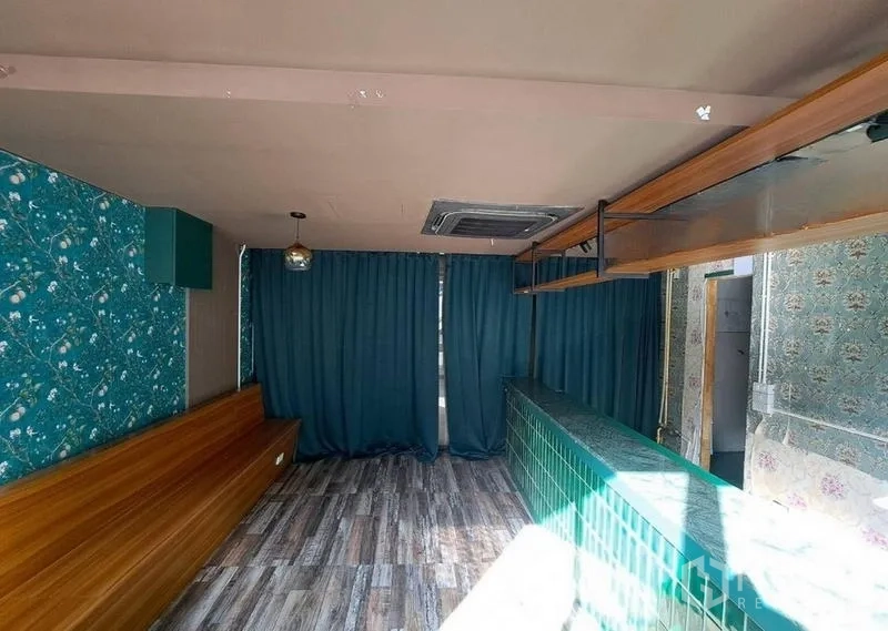 Retail Space for rent in Bang Rak, Bangkok - Open-plan shop with green-tiled bar, ceiling cassette air-conditioning, and blackout curtains.