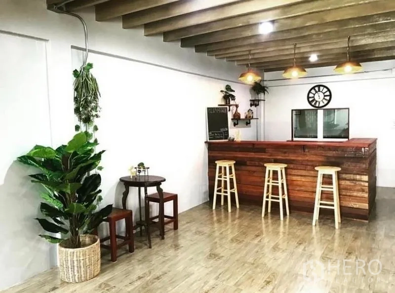 Townhouse for rent in Chatuchak, Bangkok - Cozy bar corner with wooden counter, stools and hanging lamps.