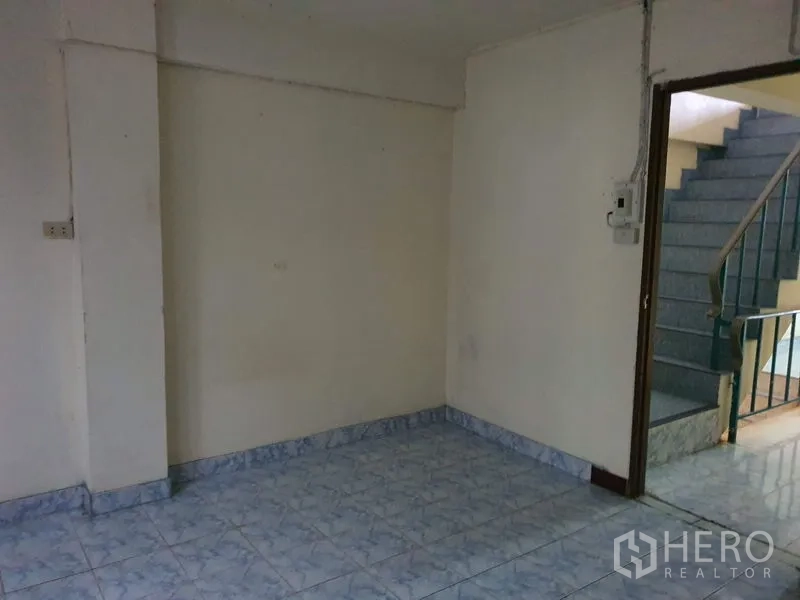 店屋 出租在Bang Rak, Bangkok - 靠近内部楼梯的小房间，地砖铺设并带门口。
