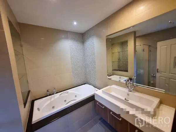 Detached House for rent in Bang Khae, Bangkok - Contemporary bathroom featuring a Jacuzzi tub, double vanity and glass shower enclosure.