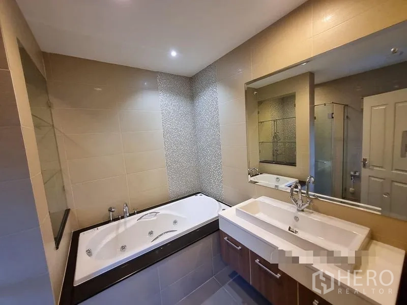 Detached House for rent in Bang Khae, Bangkok - Contemporary bathroom featuring a Jacuzzi tub, double vanity and glass shower enclosure.