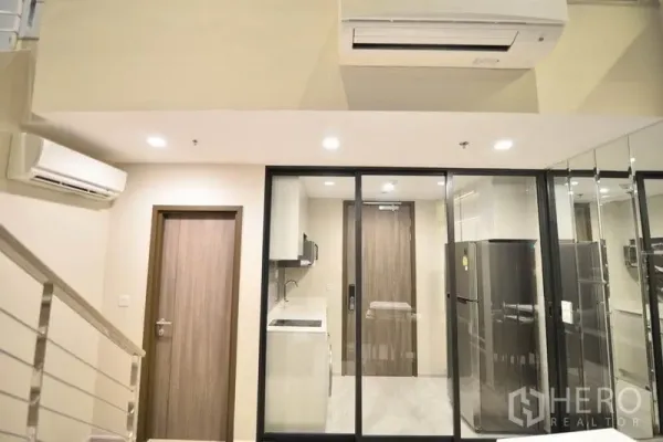 คอนโด ให้เช่าในHuai Khwang, Bangkok - มุมครัวหลังบานเลื่อนกระจก มีตู้เย็น ตู้เก็บของ และเครื่องปรับอากาศ