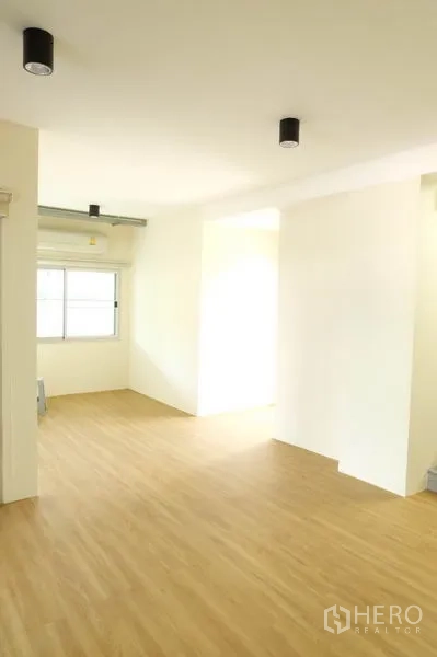 带办公室的家 出租在Wang Thonglang, Bangkok - 采光充足的多功能房，木地板与侧窗