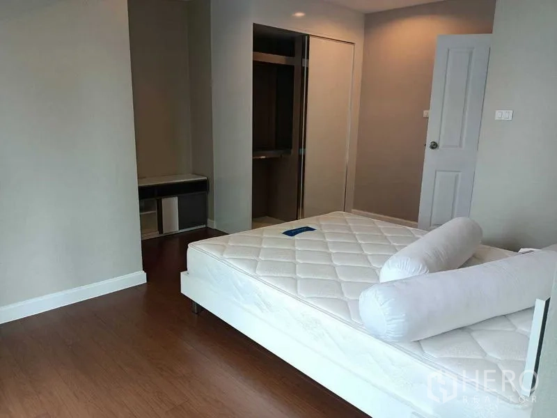 คอนโด ให้เช่าหรือขายในHuai Khwang, Bangkok - ห้องนอนเตียงคู่ พร้อมมุมตู้เสื้อผ้าและตู้บานเลื่อน.