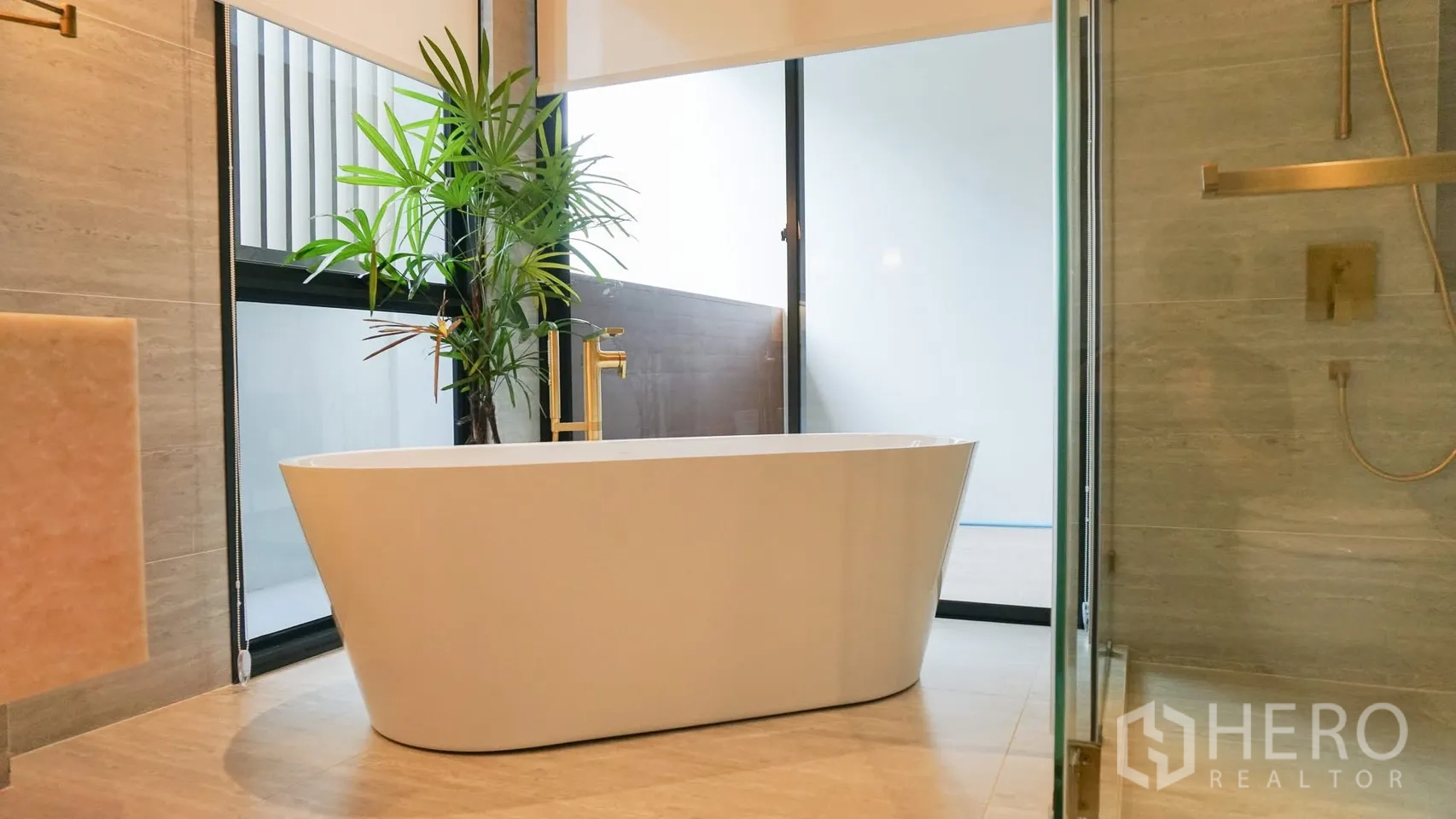 Detached House for rent or sale in Bang Kapi, Bangkok - Large walk-in shower with gold hardware and wall-hung toilet.