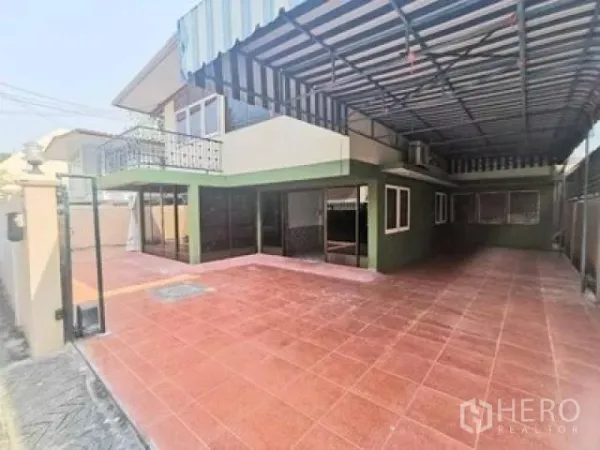 带办公室的家 出租在Wang Thonglang, Bangkok - 宽敞前庭，红色地砖、条纹金属雨棚、阳台与推拉玻璃门