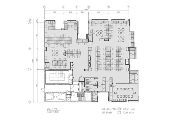 办公空间 出租 - 330平方米办公室平面图，含开放工位、会议区与电梯前厅