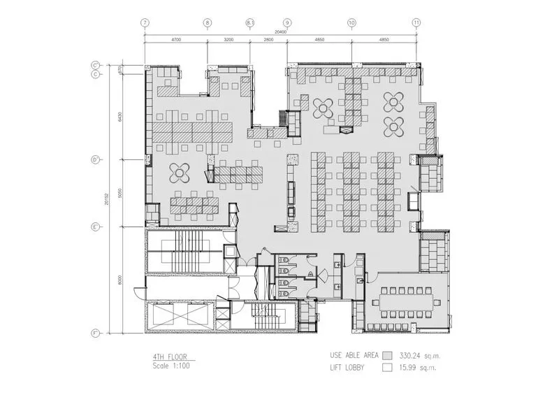 办公空间 出租 - 330平方米办公室平面图，含开放工位、会议区与电梯前厅