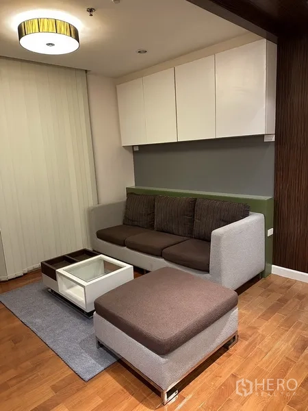 公寓 出租在Watthana, Bangkok - 现代客厅，布艺沙发与脚凳、咖啡桌和壁柜，暖色木地板。