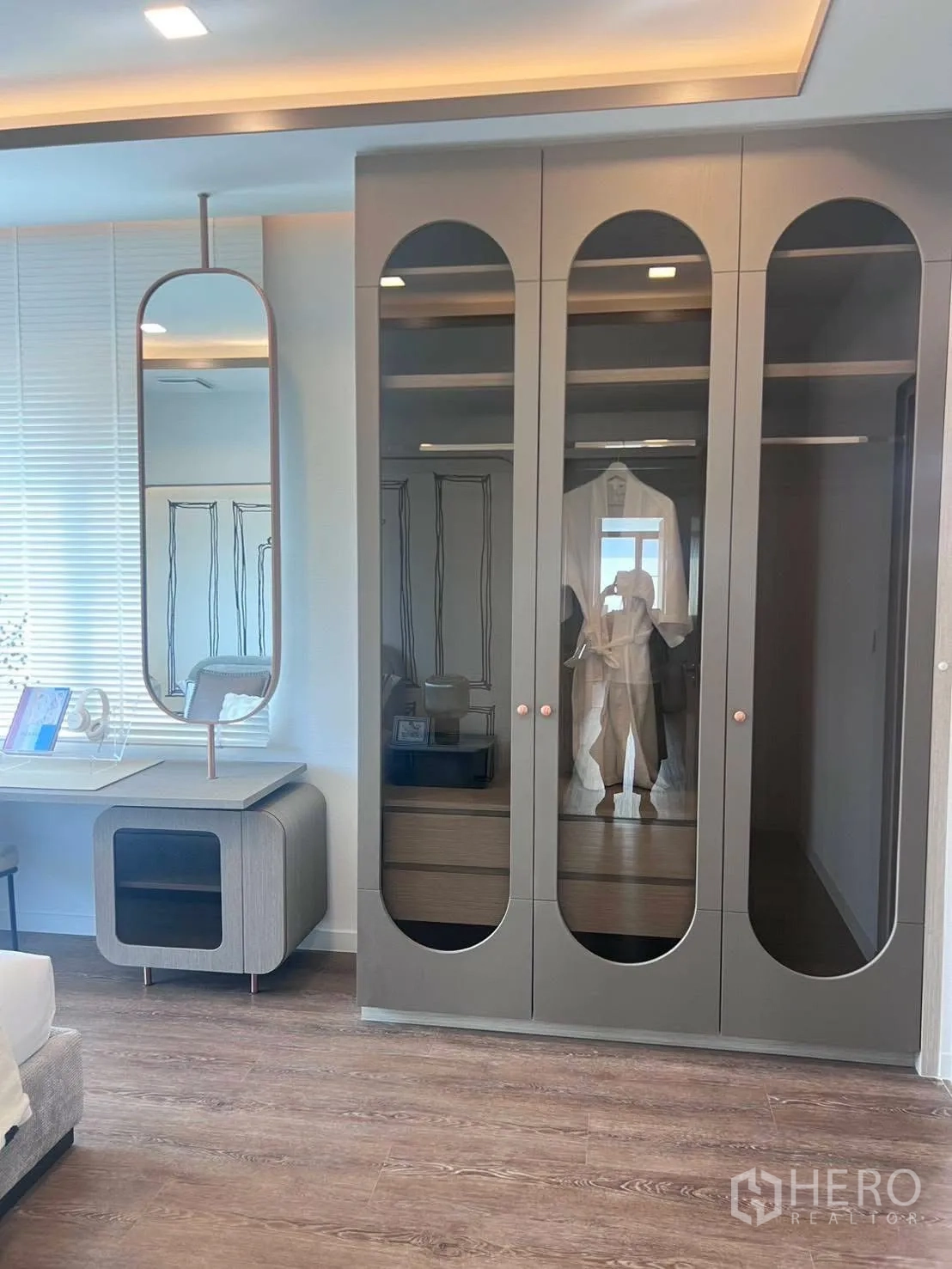 Detached House for rent or sale in Bang Phli, Samut Prakan - Bedroom corner with arched-glass wardrobe and a vanity mirror.