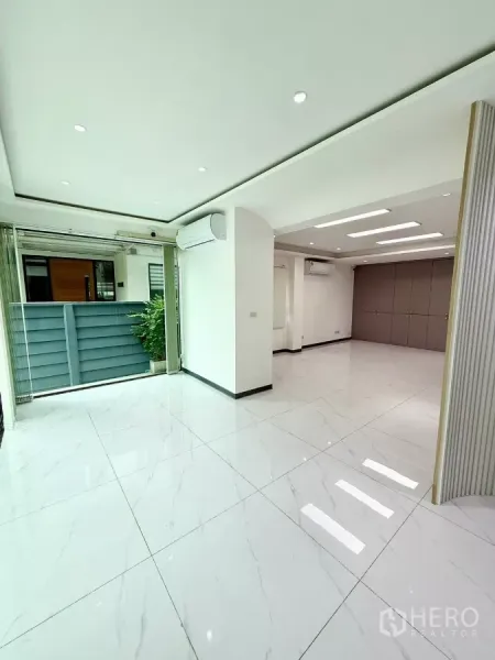 带办公室的家 出租或出售在Wang Thonglang, Bangkok - 开放式办公区，连通阳台，分体空调与筒灯。