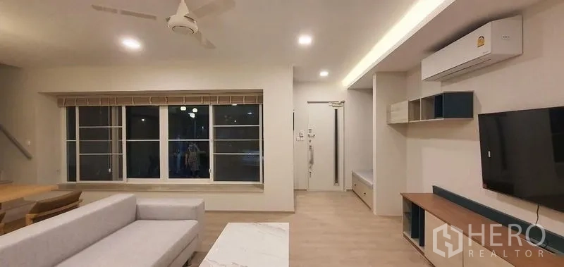 独立式住宅 出租 - 开放式起居区，大窗与电视柜