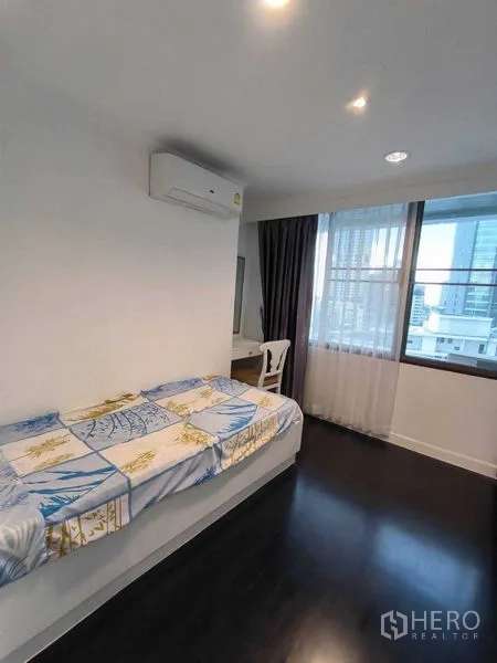 คอนโด ให้เช่าในWatthana, Bangkok - ห้องนอนรอง เตียงเดี่ยว โต๊ะทำงาน และหน้าต่างวิวเมือง