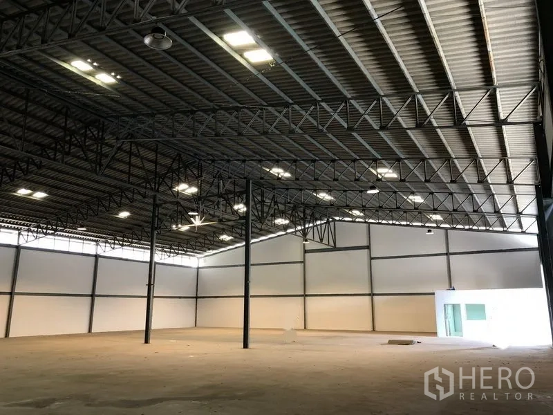 Warehouse for rent in Khlong Luang, Pathum Thani - Wide-span warehouse hall with clerestory windows, multiple bays and a small internal office box.