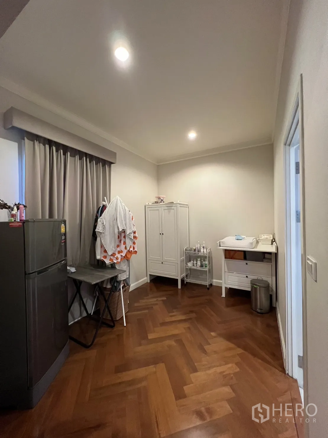 บ้าน ให้เช่าในSuan Luang, Bangkok - ห้องใช้งานอเนกประสงค์/แต่งตัว มีตู้เสื้อผ้า ตู้เย็น และพื้นไม้ก้างปลา