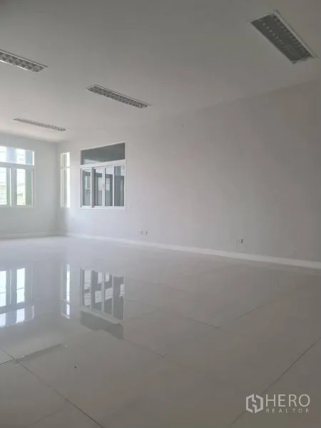 工厂 出租或出售在Lam Luk Ka, Pathum Thani - 宽大的明亮办公室，镜面地砖与多扇窗户。
