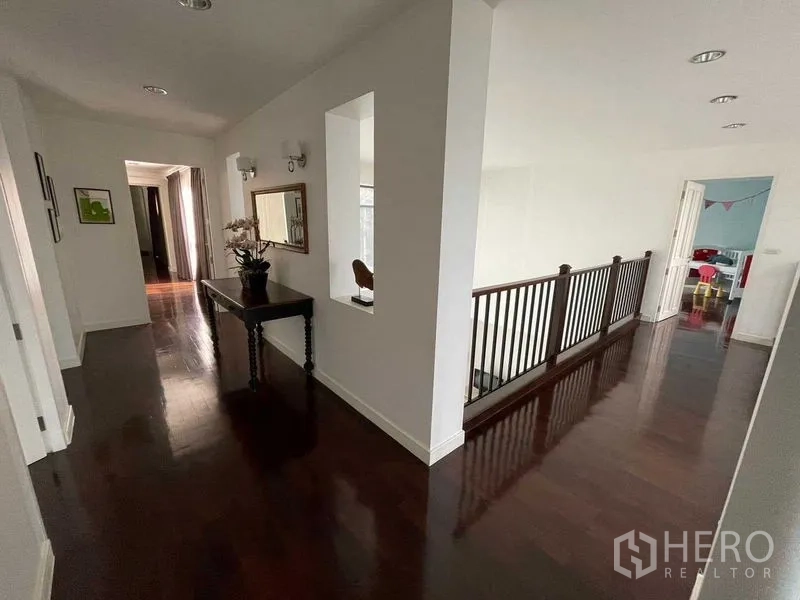 Detached House for sale in Wang Thonglang, Bangkok - Upper hallway with wooden railing and floors connecting bedrooms