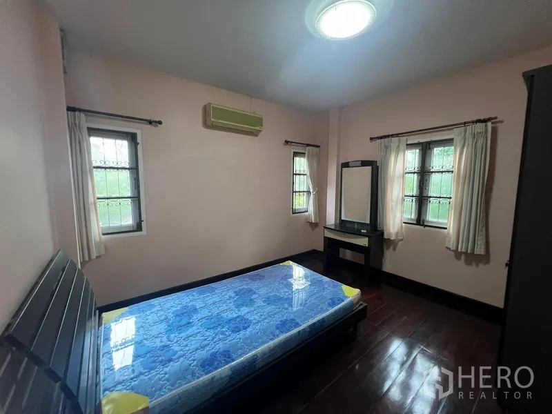 บ้าน ให้เช่าในBang Na, Bangkok - ห้องนอนพื้นไม้ มีหน้าต่างรอบด้านและเครื่องปรับอากาศ
